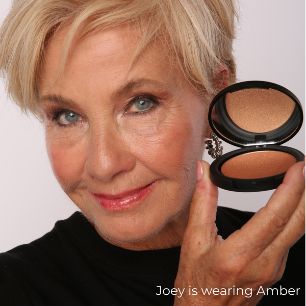 Oh Here We Glow Highlighting Powder / Amber