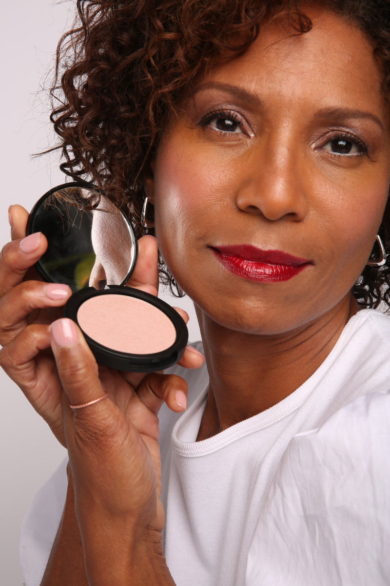 Oh Here We Glow Highlighting Powder / Amber